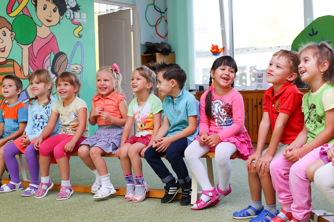 幼兒園是幼童發展中的重要階段，若父母雙薪，難免會煩惱孩子 3 歲後該不該送去幼兒園就讀。（圖 / 翻攝自pixabay）